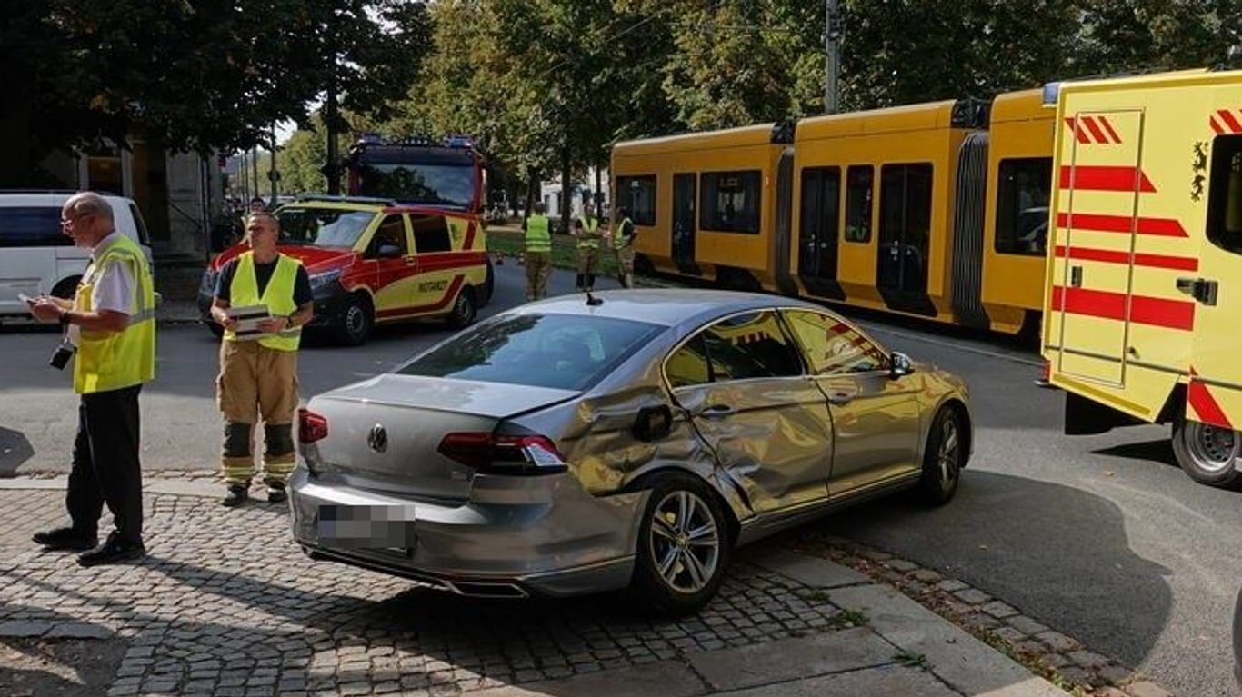 Schwerer Unfall auf der Münchner Straße: Zwei Frauen mussten ins Krankenhaus gebracht werden.
