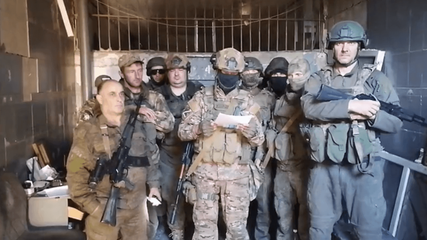 Ein Bildschirmfoto des Videos, das russische Soldaten zeigen soll, die über Verluste klagen.