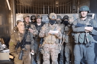 Ein Bildschirmfoto des Videos, das russische Soldaten zeigen soll, die über Verluste klagen.