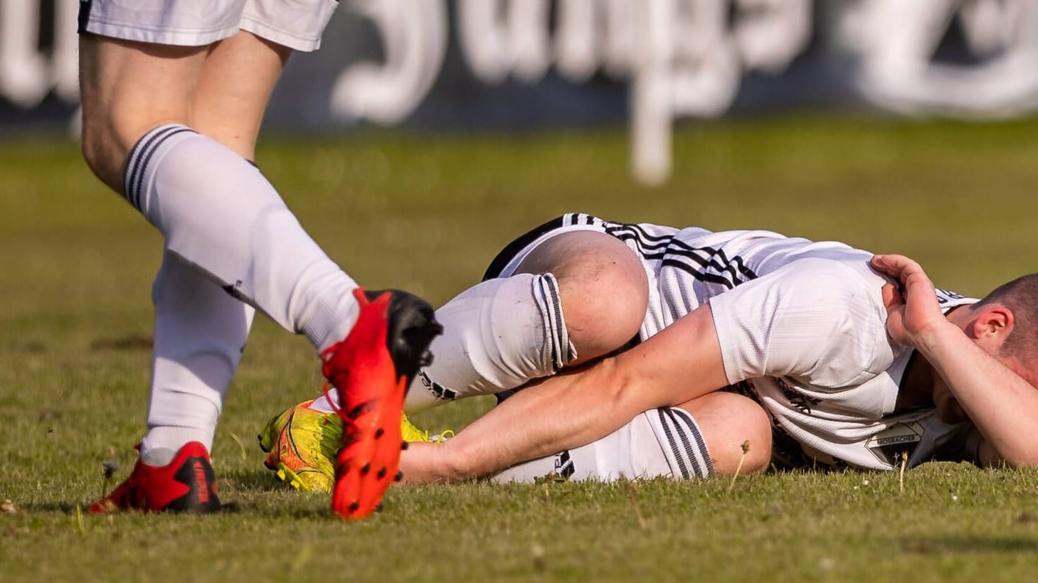 Kicker am Boden (Symbolbild): Nach nur einem Tag Pause eskalierte in der Kreisoberliga erneut die Gewalt. Kicker am Boden (Symbolbild): Nach nur einem Tag Pause eskalierte in der Kreisoberliga erneut die Gewalt.