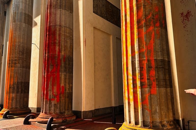 Orange gefärbt sind die Säulen des Brandenburger Tores: Das Denkmal ist immer noch nicht vollständig von der Farbe befreit.