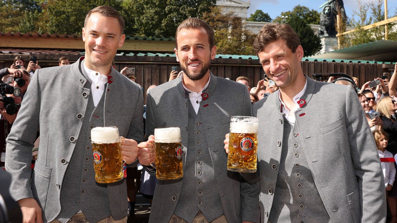 Manuel Neuer (l.): Der Kapitän des FC Bayern besuchte am Sonntag mit seinen Teamkollegen um Harry Kane (M.) und Thomas Müller das Oktoberfest.