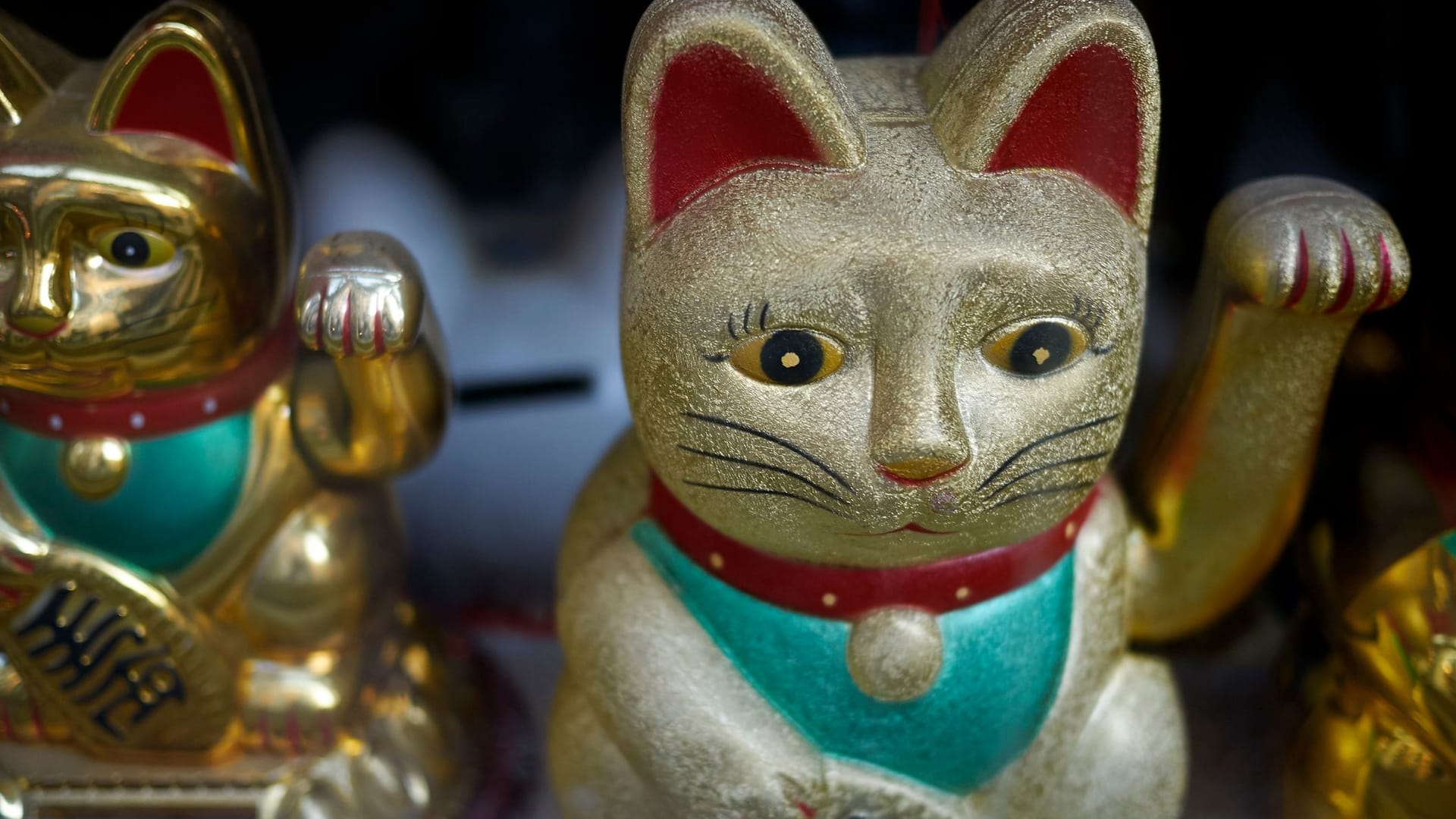 Goldene Maneki-neko: Die Pfotenbewegungen sollen keine freundliche Begrüßung sein.