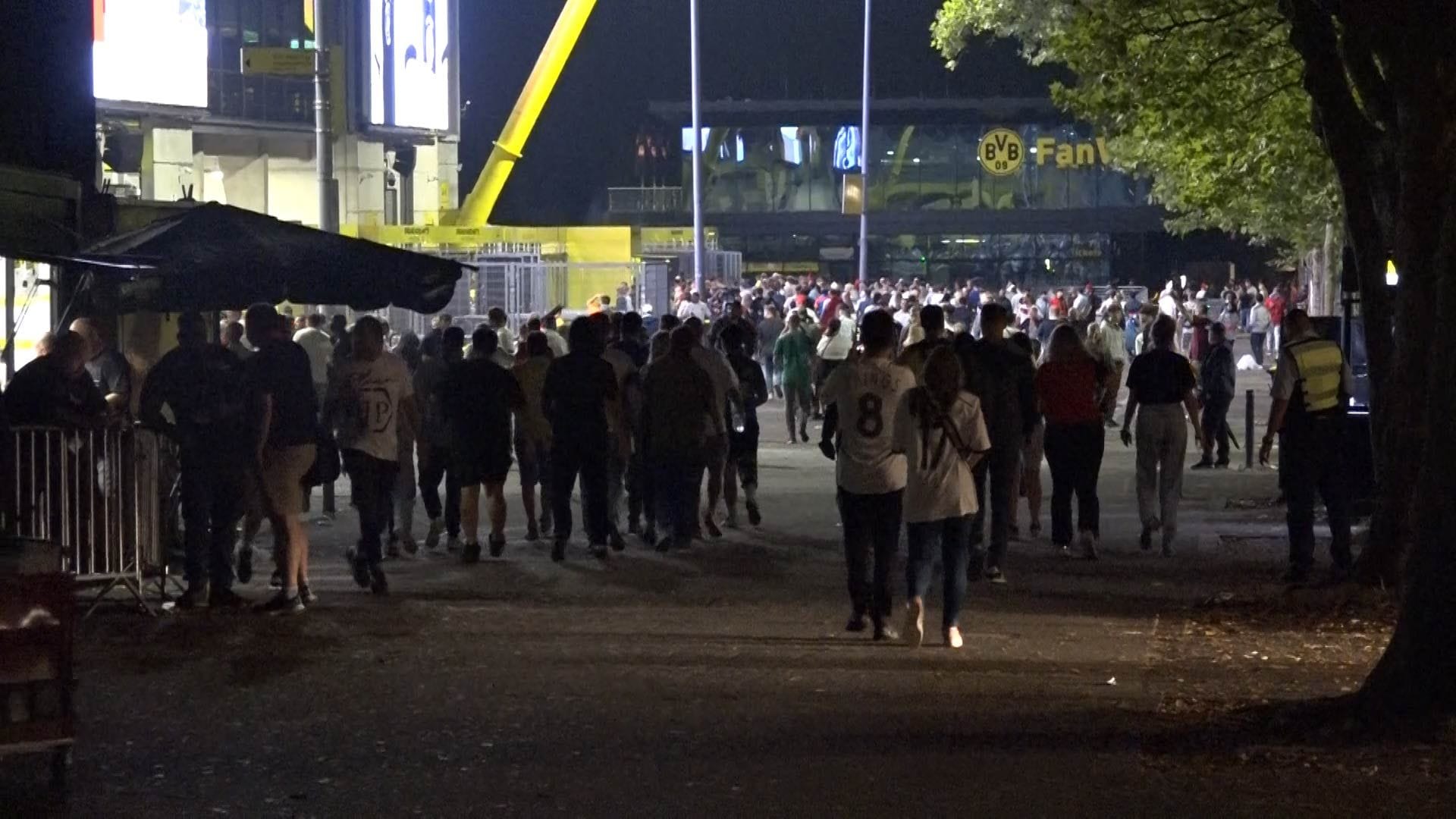 Tausende Fans strömten noch nach Anpfiff ins Stadion.