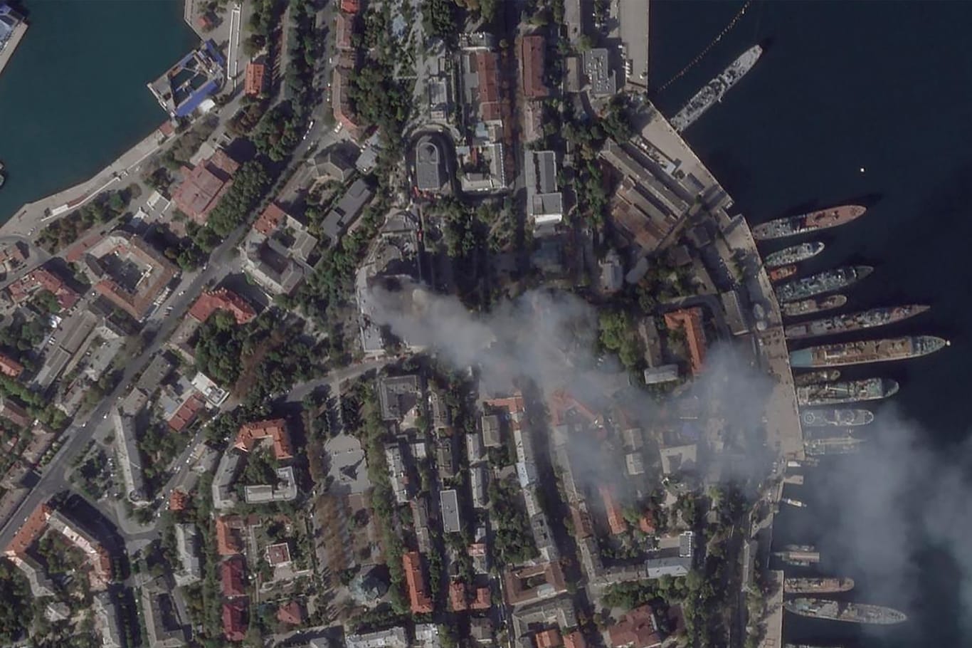 Dieses Satellitenfoto zeigt Schäden an einem Hauptquartier der russischen Schwarzmeerflotte in Sewastopol auf der Krim.
