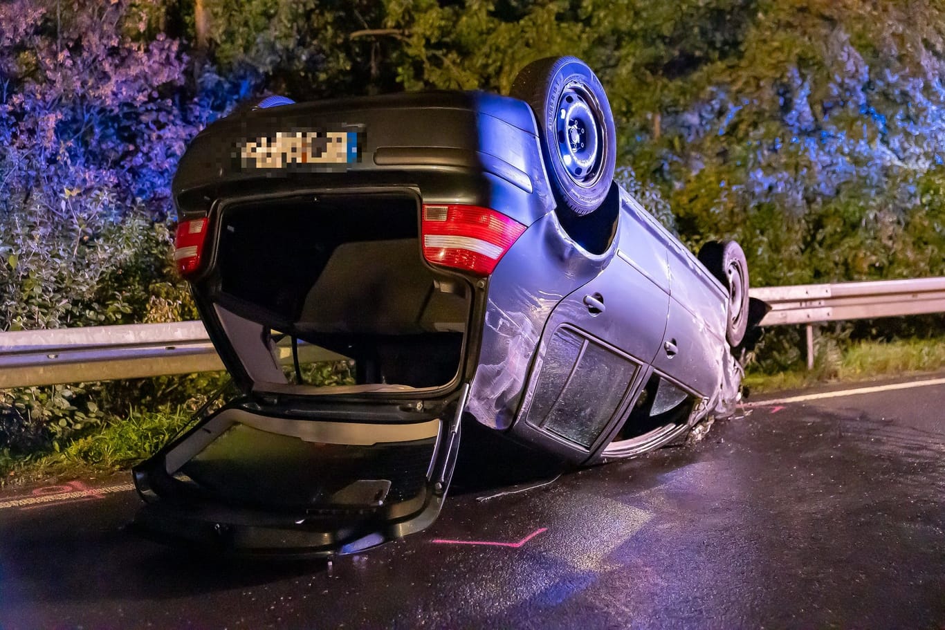 Unfallauto bei Hanau: Die Beifahrerin wurde ebenfalls verletzt.