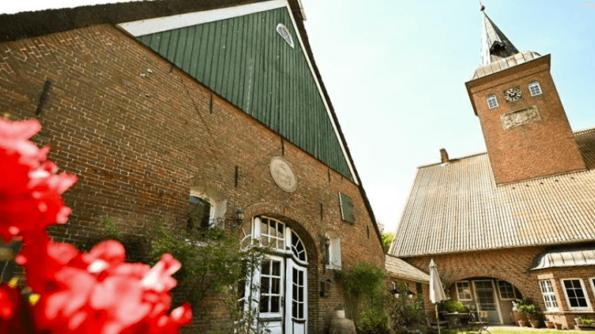 Riesiges Anwesen und ein Turm, von dem man auf die Nordsee schauen kann. Das Anwesen ist etwas "unglaublich spezielles", sagen die aktuellen Noch-Besitzer. Riesiges Anwesen und ein Turm, von dem man auf die Nordsee schauen kann. Das Anwesen ist etwas "unglaublich spezielles", sagen die aktuellen Noch-Besitzer.
