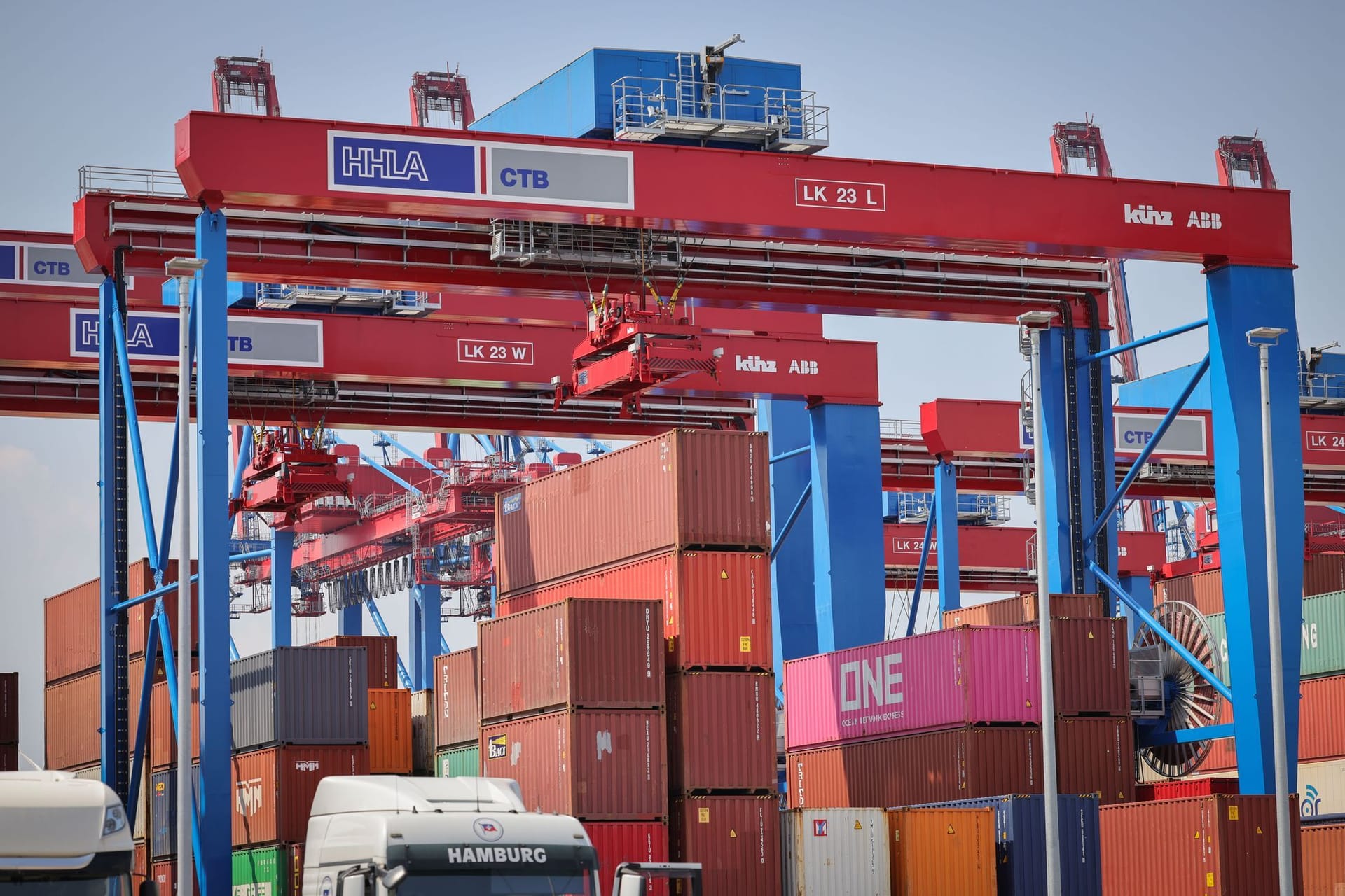 Elektrische Lagerblöcke am Container-Terminal Burchardkai der HHLA: Hamburg will einen großen Teil des Hafenunternehmens an die Reederei MSC verkaufen.