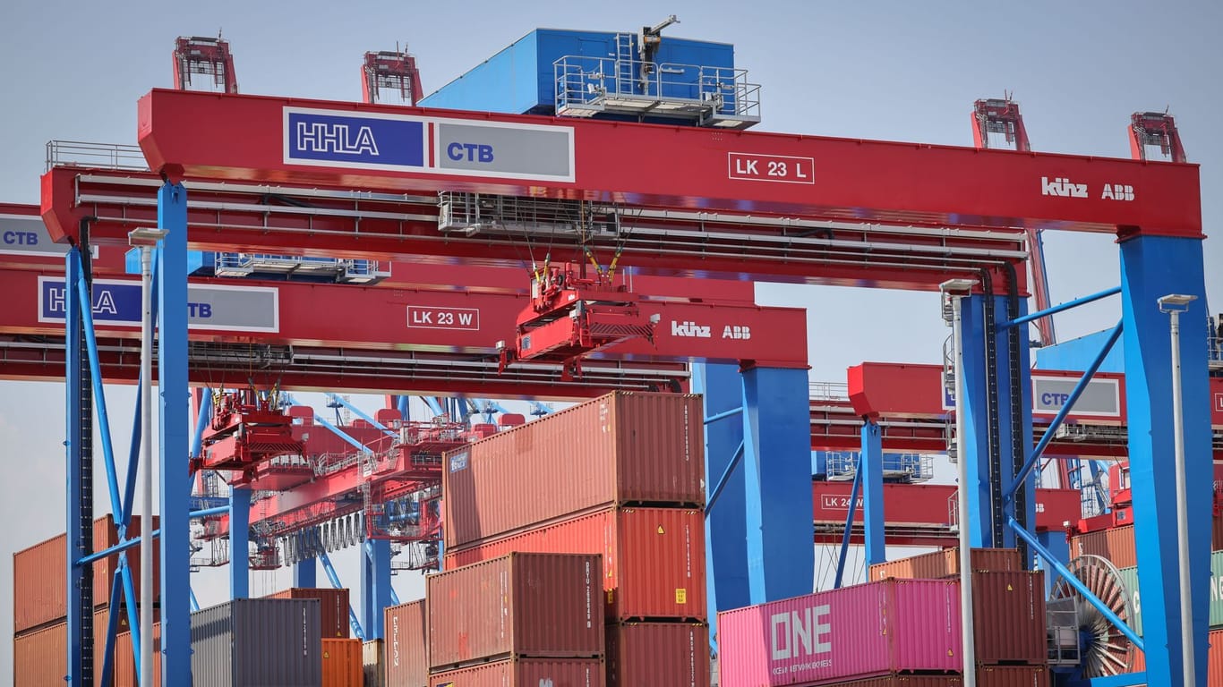 Elektrische Lagerblöcke am Container-Terminal Burchardkai der HHLA: Hamburg will einen großen Teil des Hafenunternehmens an die Reederei MSC verkaufen.