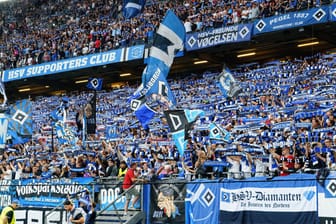 Fans des Hamburger SV im Volksparkstadion: Die Unterstützung der Anhänger ist auch in schlechten Zeiten ungebrochen.