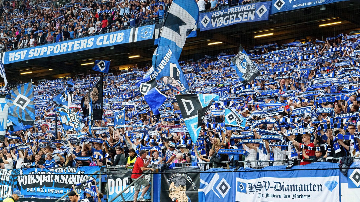 Fans des Hamburger SV im Volksparkstadion: Die Unterstützung der Anhänger ist auch in schlechten Zeiten ungebrochen.