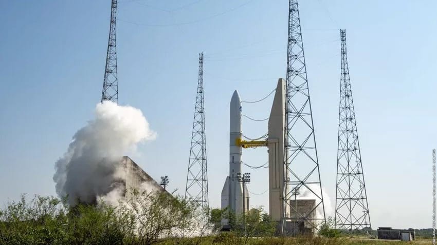 Ariane 6 auf der Startrampe in Kourou: Die Rakete wird vermutlich im kommenden Jahr das erste Mal starten. Ariane 6 auf der Startrampe in Kourou: Die Rakete wird vermutlich im kommenden Jahr das erste Mal starten.