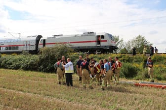 Ein aus Leipzig kommender IC-Zug hat kurz nach dem Bahnhof Rackwitz in Nordsachsen ein Problem.