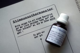 Ein Zettel mit der Aufschrift "Stimmungsthermometer" sowie eine Ampulle Levomethadon (Symbolfoto): Das Medikament wirkt doppelt so stark wie Methadon.