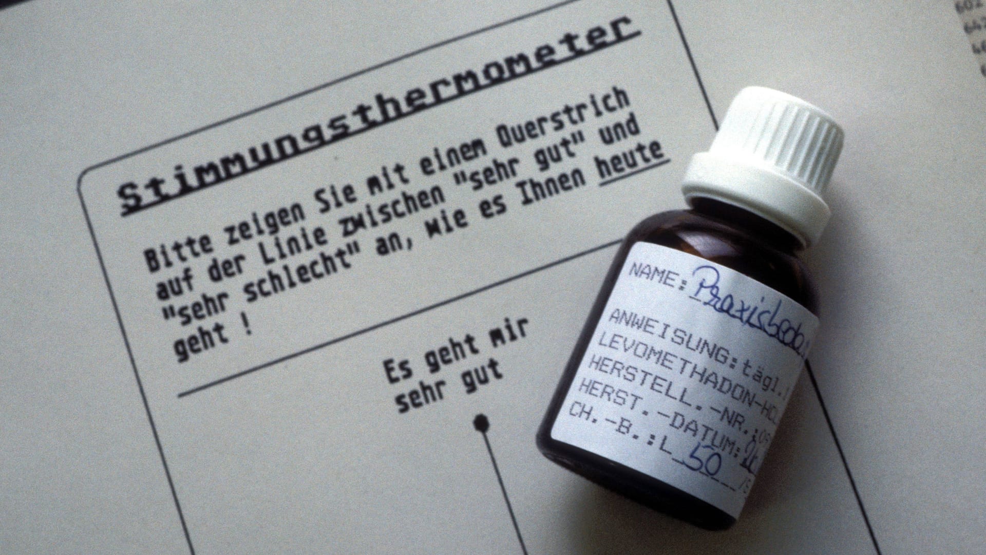 Ein Zettel mit der Aufschrift "Stimmungsthermometer" sowie eine Ampulle Levomethadon (Symbolfoto): Das Medikament wirkt doppelt so stark wie Methadon. Ein Zettel mit der Aufschrift "Stimmungsthermometer" sowie eine Ampulle Levomethadon (Symbolfoto): Das Medikament wirkt doppelt so stark wie Methadon.