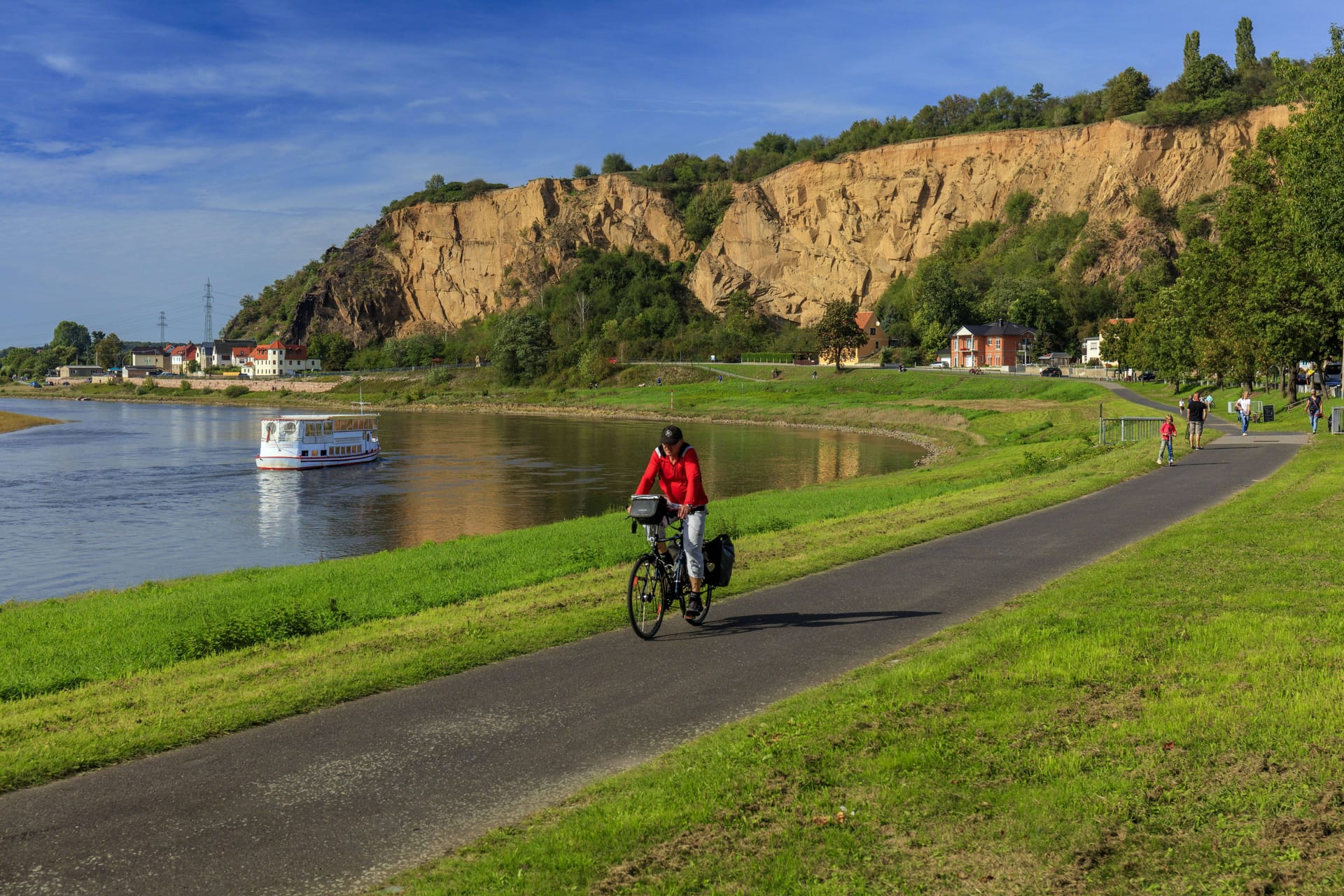 imago 65814636Der Elberadweg ist Deutschlands beliebtester Radweg, 82 km davon schlängelt er sich durch Sachsen.