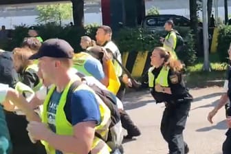 Eine Polizistin geht mit dem Schlagstock gegen Aktivisten vor: In München sind Proteste gegen die Automesse IAA eskaliert.