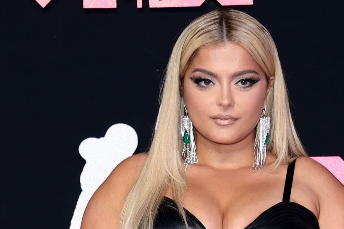 Musikerin Bebe Rexha (Archivbild): Sie hat sich über einen Mitarbeiter am Flughafen beschwert.