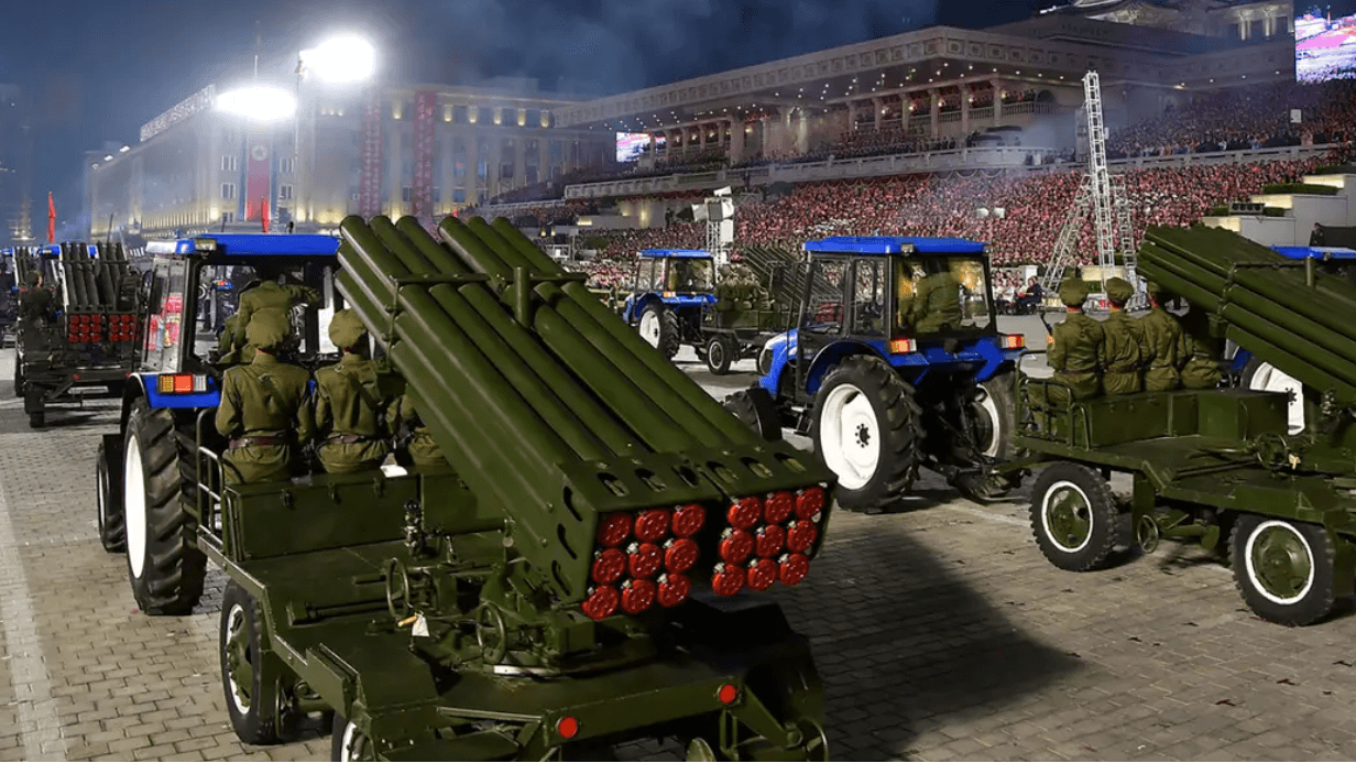 Traktoren, die Raketenwerfer ziehen: Die paramilitärische Parade in Nordkorea zeigt skurrile Waffensysteme Marke Eigenbau.