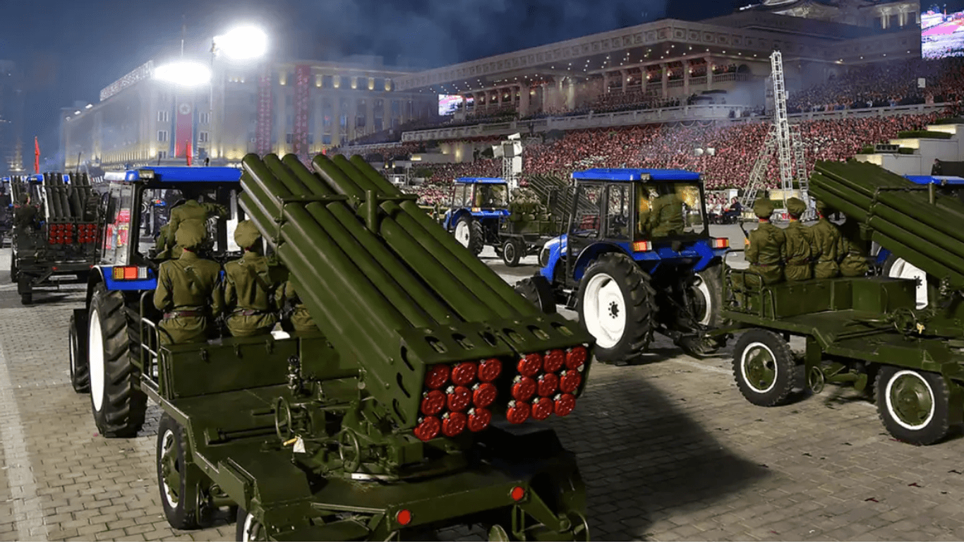 Traktoren, die Raketenwerfer ziehen: Die paramilitärische Parade in Nordkorea zeigt skurrile Waffensysteme Marke Eigenbau.