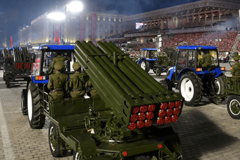 Traktoren, die Raketenwerfer ziehen: Die paramilitärische Parade in Nordkorea zeigt skurrile Waffensysteme Marke Eigenbau.