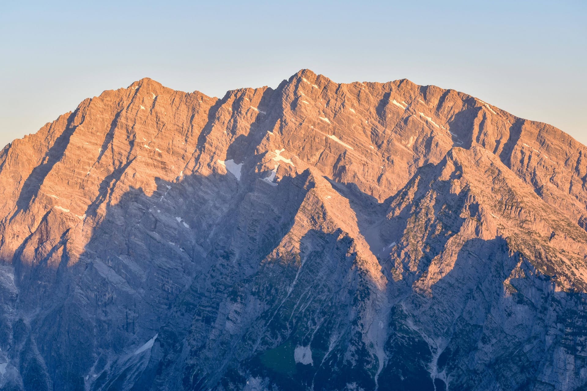 Die bei Kletterern berühmt-berüchtigte Watzmann-Ostwand bei Sonnenaufgang (Archivbild): Am Donnerstag starb hier ein Mensch.