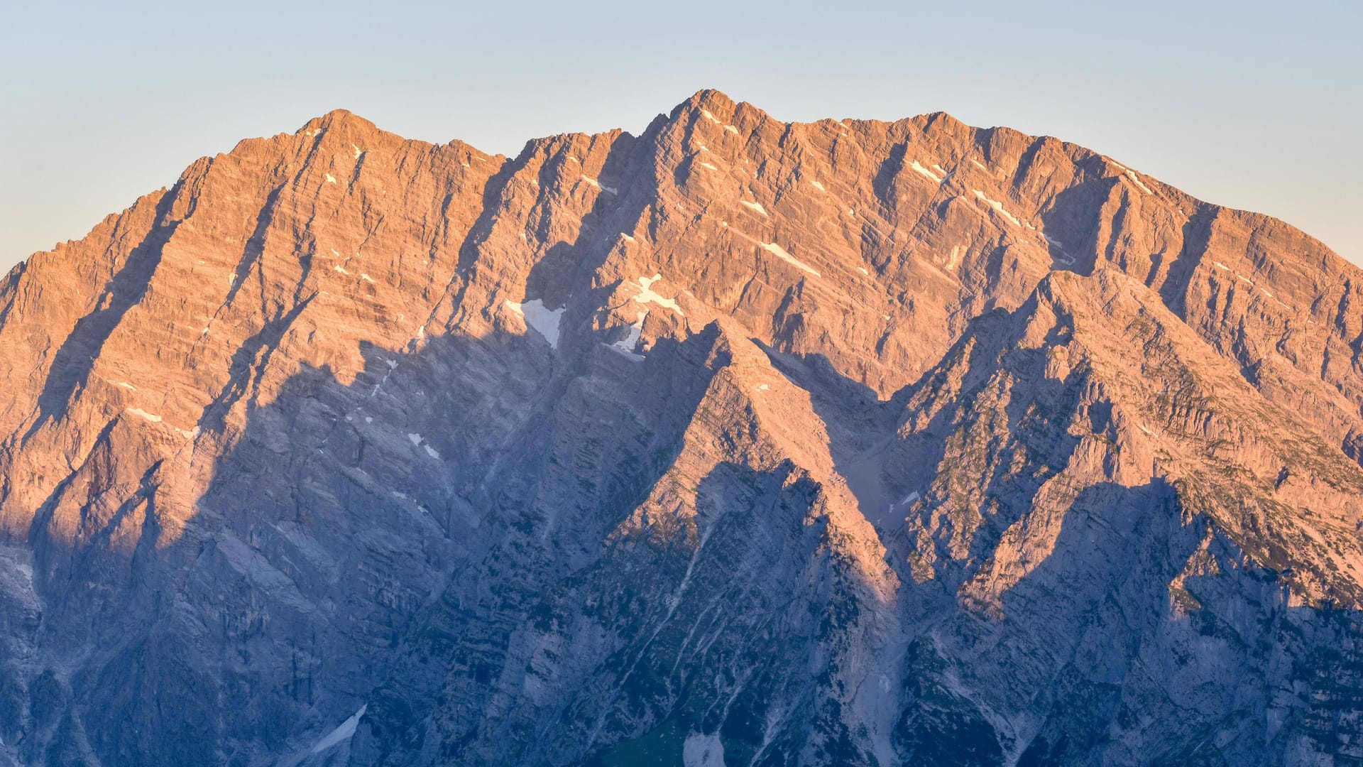 Die bei Kletterern berühmt-berüchtigte Watzmann-Ostwand bei Sonnenaufgang (Archivbild): Am Donnerstag starb hier ein Mensch.