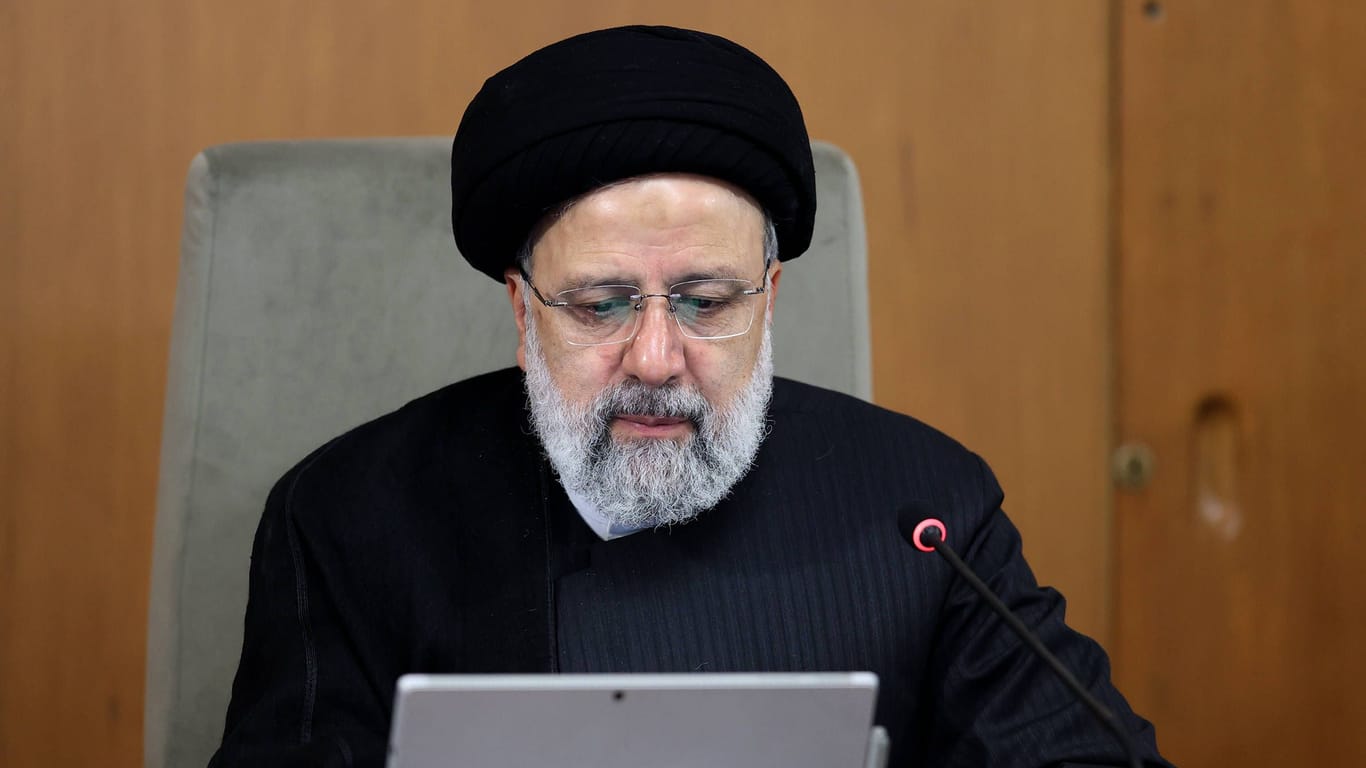 Irans Präsident Ephrami Raisi (Archivbild): Das freigewordene Vermögen darf nur für humanitäre Zwecke verwendet werden.
