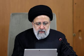 Irans Präsident Ephrami Raisi (Archivbild): Das freigewordene Vermögen darf nur für humanitäre Zwecke verwendet werden.