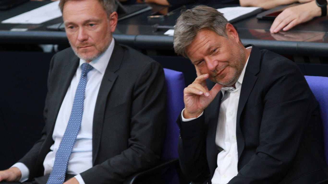 Robert Habeck und Christian Lindner bei der Abstimmung zum Heizungsgesetz im Bundestag.