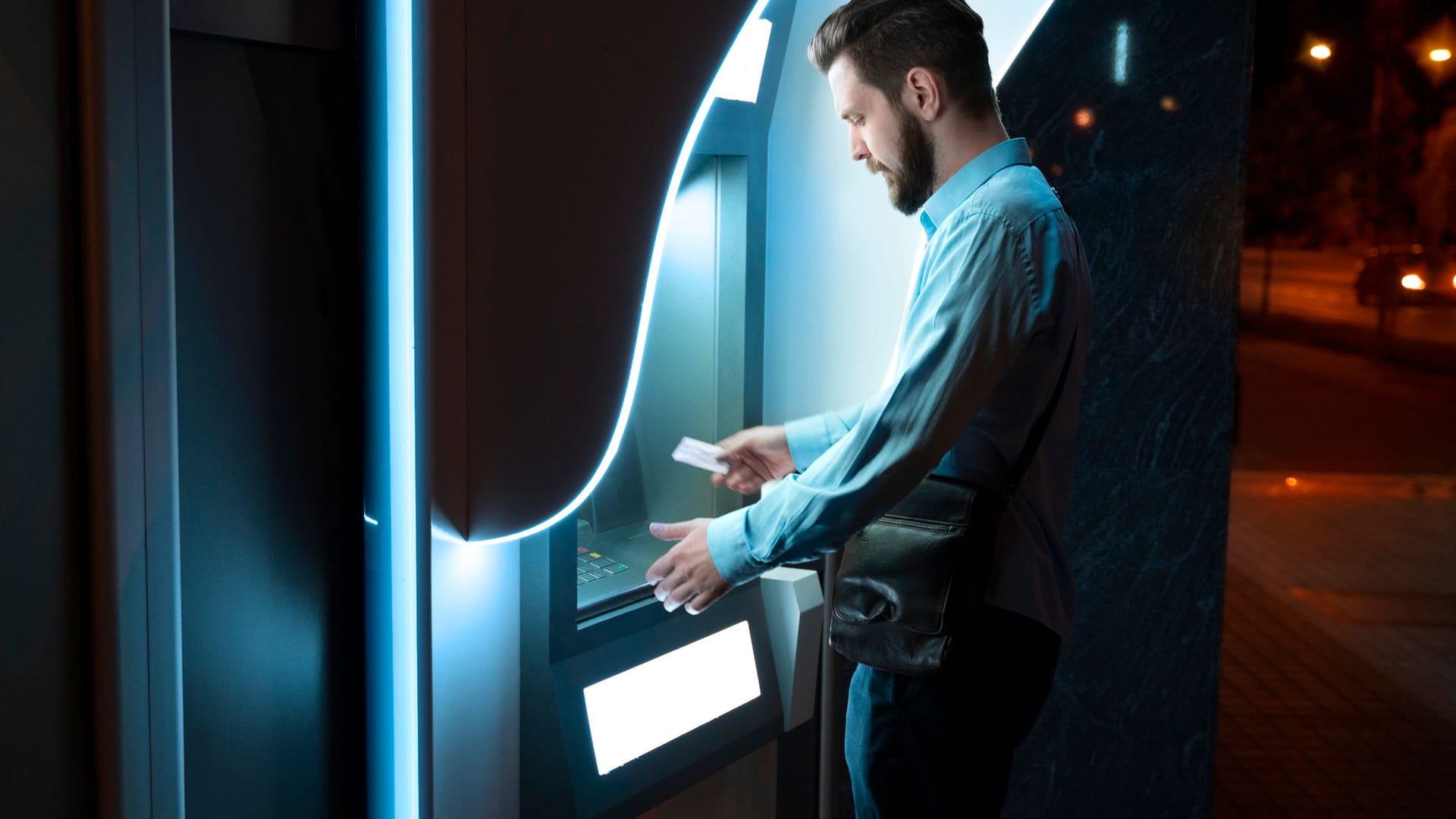 Achten Sie beim Geldabheben darauf, dass der Automat gut beleuchtet ist.