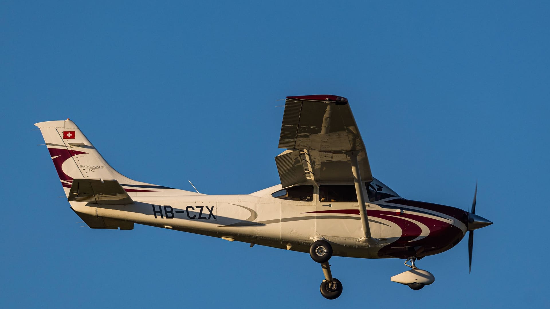 Kleinflugzeug (Symbolbild): In Ungarn ist ein solcher Flieger bei einer Flugshow abgestürzt. Kleinflugzeug (Symbolbild): In Ungarn ist ein solcher Flieger bei einer Flugshow abgestürzt.