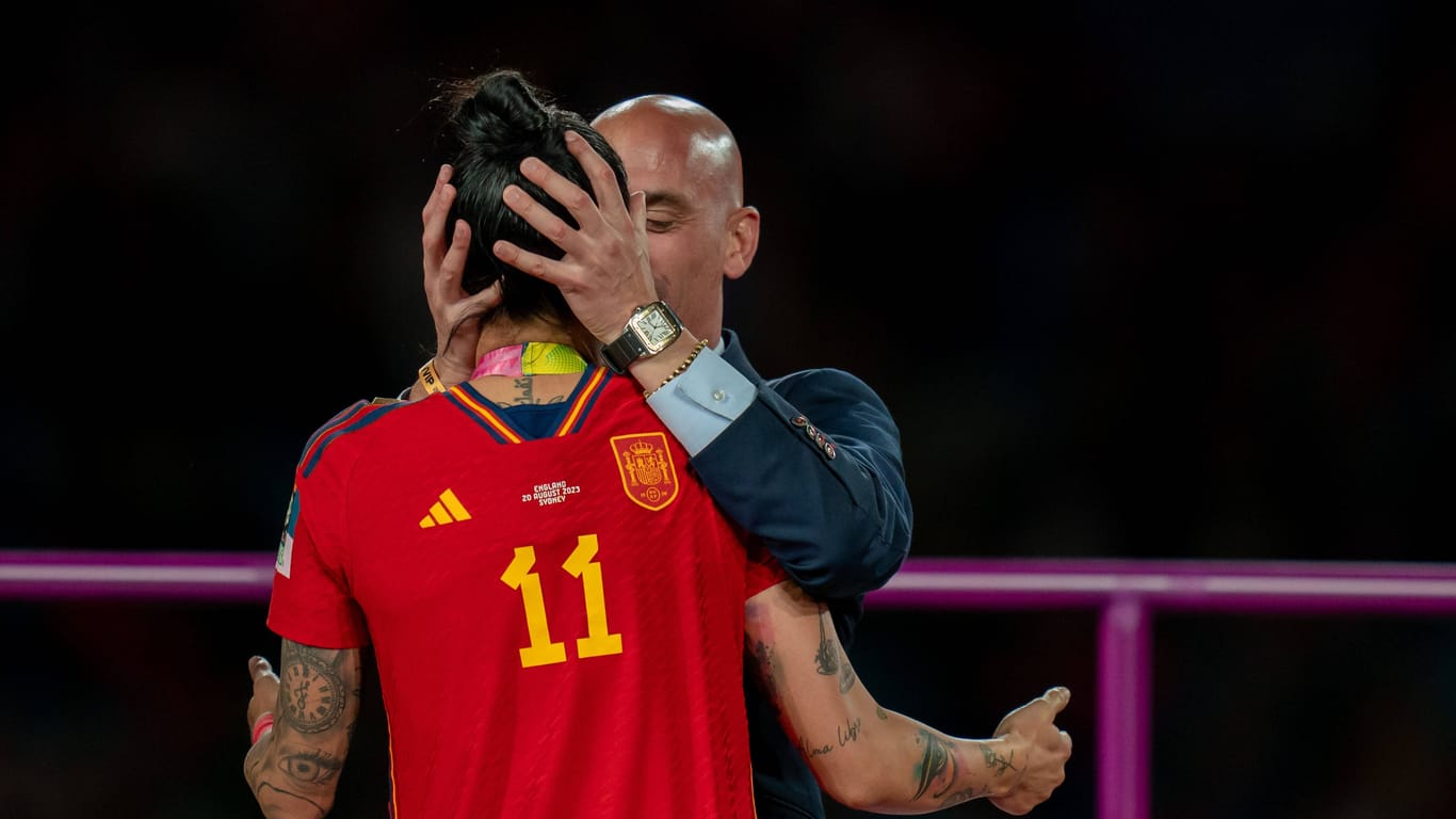 Schockmoment: Luis Rubiales küsst die verdutzte Jennifer Hermoso während der Feierlichkeiten rund um den WM-Titel.