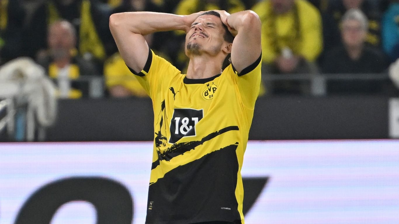Signal Iduna Park: Dortmunds Marcel Sabitzer fasst sich nach dem Unentschieden gegen Heidenheim an den Kopf.