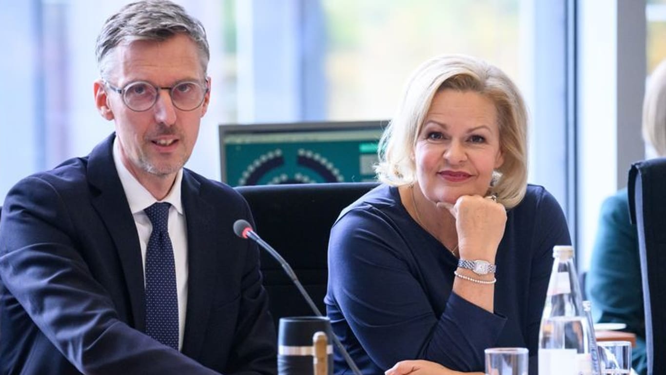 Nancy Faeser (SPD), Bundesministerin für Inneres und Heimat (r) im Ausschuss des Bundestags (Archivbild): Sie musste die Entlassung Schönbohms rechtfertigen.