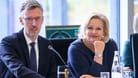 Nancy Faeser (SPD), Bundesministerin für Inneres und Heimat (r) im Ausschuss des Bundestags (Archivbild): Sie musste die Entlassung Schönbohms rechtfertigen.
