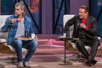 Tillman Schulz, Nils Glagau und Ralf Dümmel: Die "Höhle der Löwen"-Investoren probieren Libido-Tee.