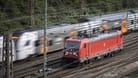 Lok wird von Rhein-Ruhr-Express überholt (Archivfoto): Im Rheinland soll entlang des Rheins eine deutlich schnellere Zugstrecke entstehen.