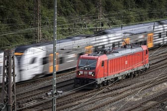 Lok wird von Rhein-Ruhr-Express überholt (Archivfoto): Im Rheinland soll entlang des Rheins eine deutlich schnellere Zugstrecke entstehen.