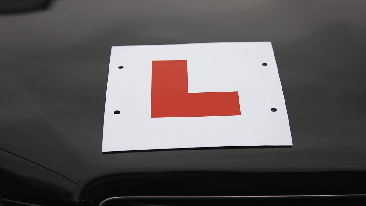 L-Schild-am-Auto-Das-steckt-dahinter