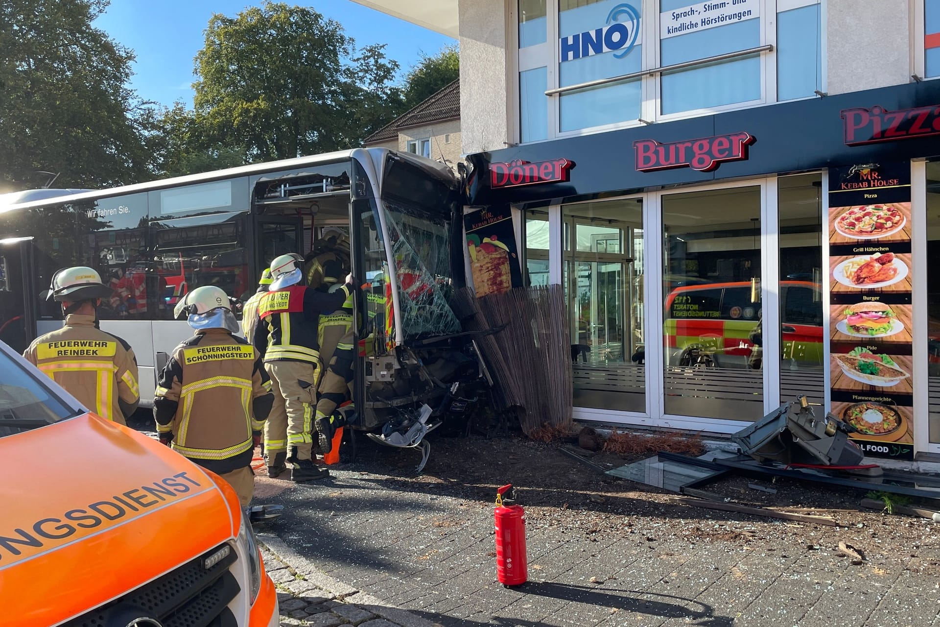 Die Front des Busses wurde stark beschädigt, auch am Gebäude entstand Schaden.