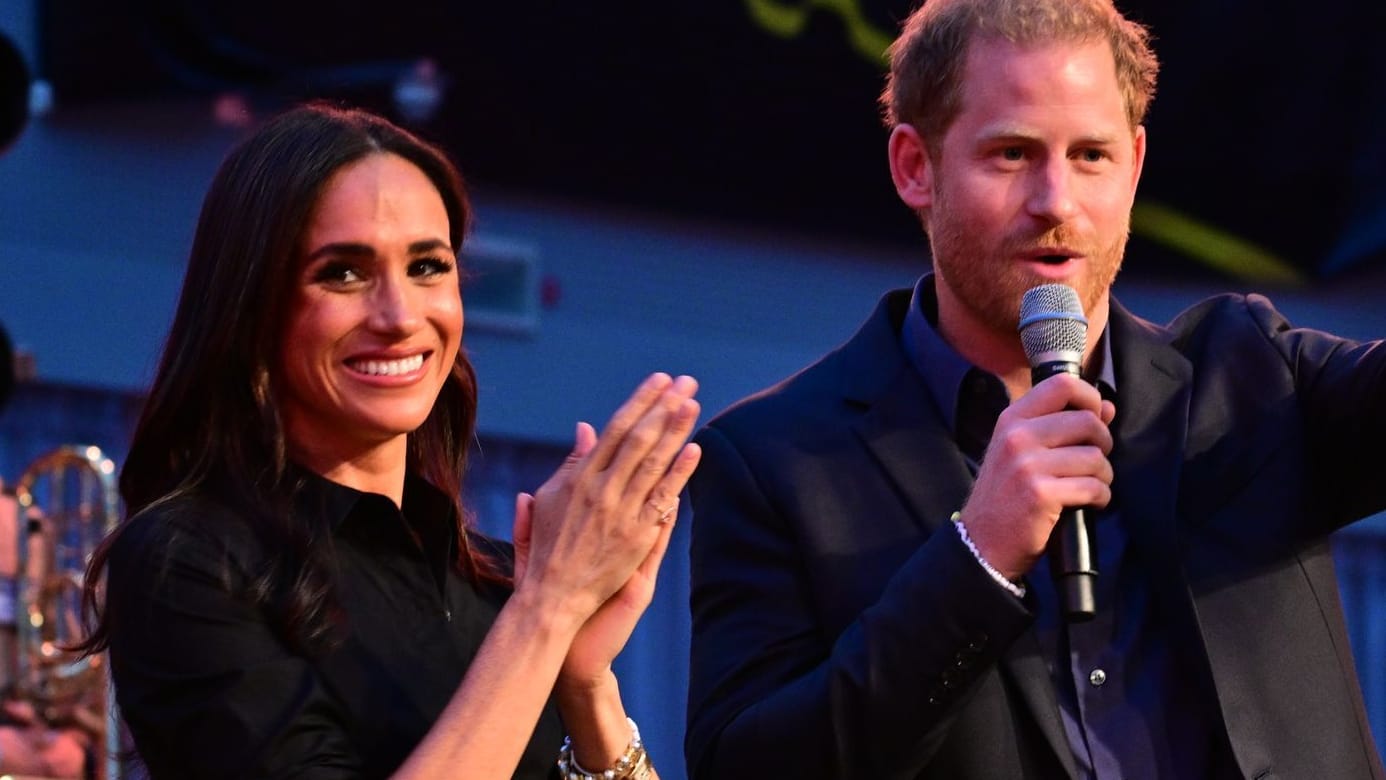 Herzogin Meghan stand mit Prinz Harry in Düsseldorf auf der Bühne.