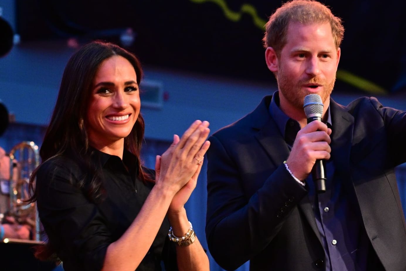 Herzogin Meghan stand mit Prinz Harry in Düsseldorf auf der Bühne.