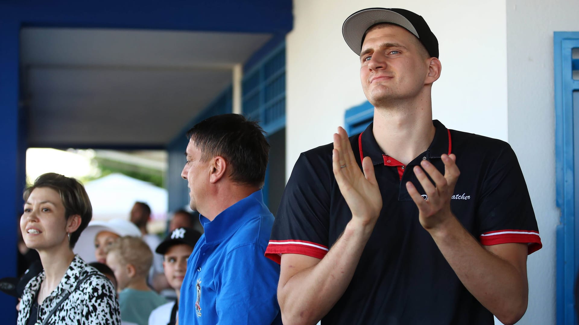 Nikola Jokic (r.) bei einem Pferderennen in Sombor.