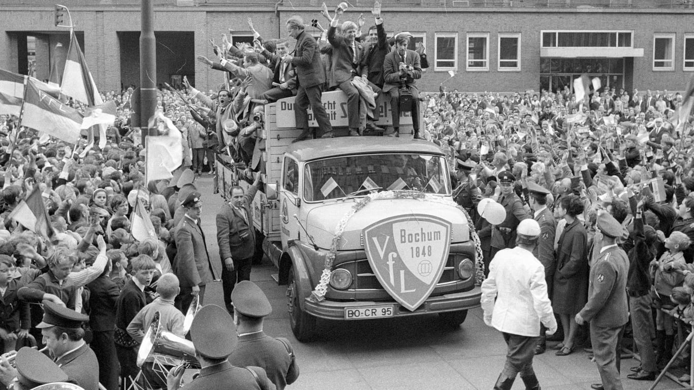 Empfang der Mannschaft am Bochumer Rathaus nach dem Vizepokaltitel 1968 (Archivbild): Am Samstag wird beim VfL wieder gefeiert – zu Unrecht?