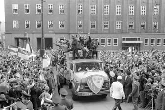 Empfang der Mannschaft am Bochumer Rathaus nach dem Vizepokaltitel 1968 (Archivbild): Am Samstag wird beim VfL wieder gefeiert – zu Unrecht?