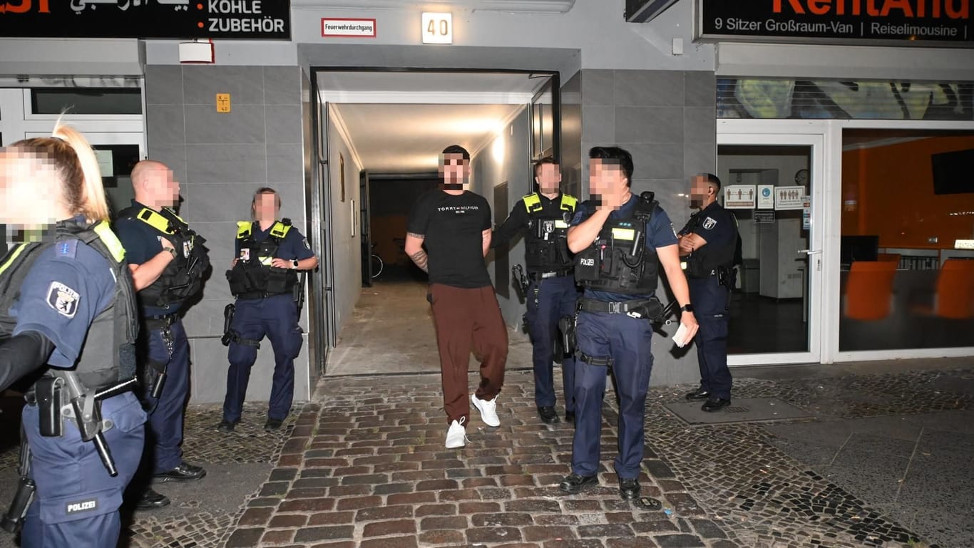 Am Donnerstagabend gab es einen SEK-Einsatz in Berlin-Neukölln. Es wurden zwei Männer vorläufig festgenommen.