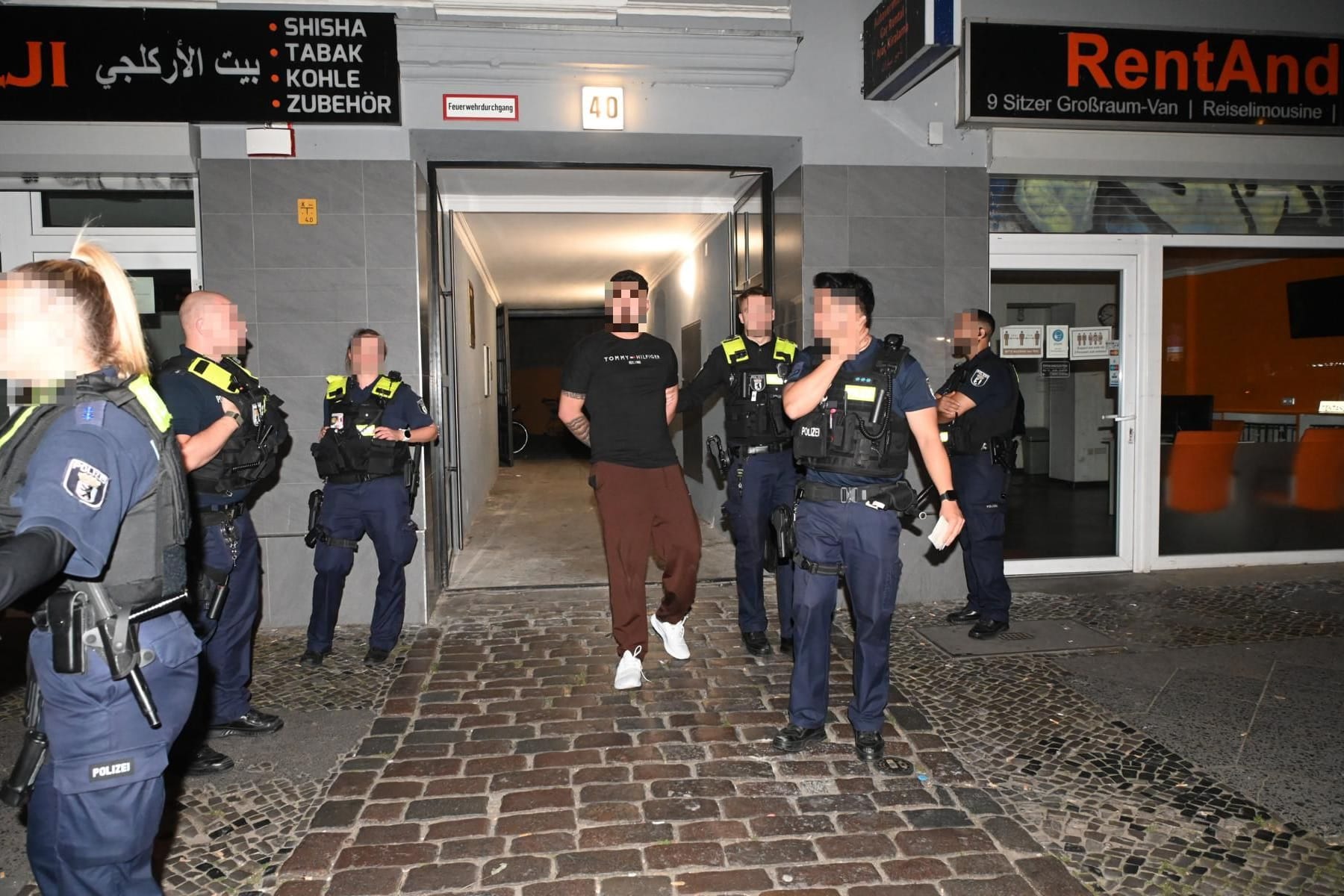 Am Donnerstagabend gab es einen SEK-Einsatz in Berlin-Neukölln. Es wurden zwei Männer vorläufig festgenommen.