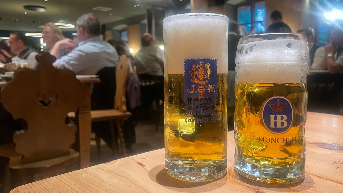 Bier im Augustiner- und Hofbräuglas: Wichtig beim Wiesnbier ist nicht nur der Geschmack, sondern auch die goldgelbe Farbe.