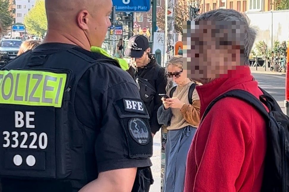 Dieser Mann hat während eines Protests der "Letzten Generation" Klimaaktivisten beldeidigt.